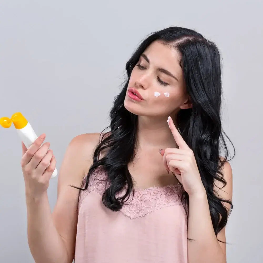 "Giải Nhiệt" Cho Làn Da Mùa Hè: Bí Kíp Dùng Kem Chống Nắng Che Khuyết Điểm Đúng Cách