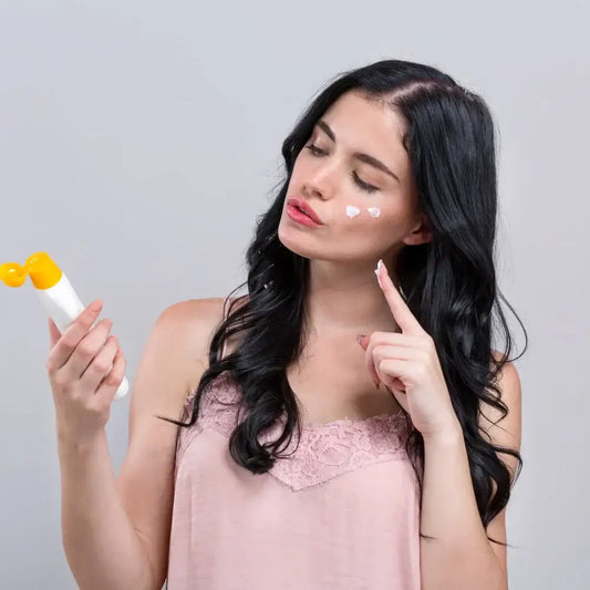 "Giải Nhiệt" Cho Làn Da Mùa Hè: Bí Kíp Dùng Kem Chống Nắng Che Khuyết Điểm Đúng Cách